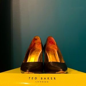Ted Baker black pump w/ gold tip sz 6